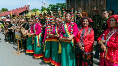 Penampang, Sabah, Malezya - 30 Mayıs 2024: KDCA Penampang, Sabah, Malezya 'da düzenlenen Kaamatan Festivali sırasında geleneksel Kadazandusun etnik kostümleri giymiş gülümseyen bir grup genç kadın