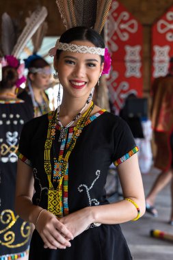 Penampang, Sabah, Malezya - 30 Mayıs 2024: Kaamatan Festivali sırasında geleneksel Kadazan Dusun Murut kostümü giyen genç kadın