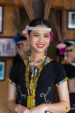 Penampang, Sabah, Malezya - 30 Mayıs 2024: Kaamatan Festivali sırasında geleneksel Kadazan Dusun Murut kostümü giyen genç kadın