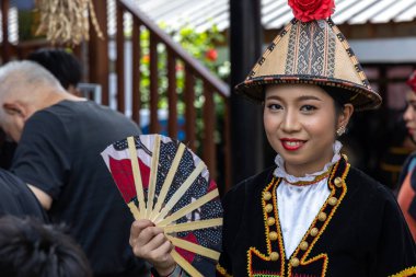 Penampang, Sabah, Malezya - 30 Mayıs 2024: KDCA Penampang, Sabah, Malezya 'da düzenlenen Kaamata Festivali sırasında geleneksel giysiler giyen, gülümseyen güzel genç kadın