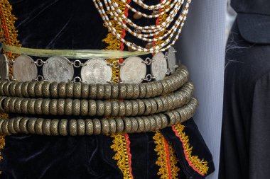 Kota Kinabalu. Sabah, Malezya-30 Mayıs 2024: Geleneksel Kadazandusun etnik kostümlerinin yakın plan ayrıntıları