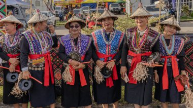 Penampang, Sabah, Malezya - 30 Mayıs 2024: KDCA Penampang, Sabah, Malezya 'da düzenlenen Kaamata Festivali sırasında geleneksel Kadazandusun etnik kostümleri giyen ve gülümseyen bir grup genç kadın