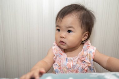 Sevimli bir kızın portre resmi.