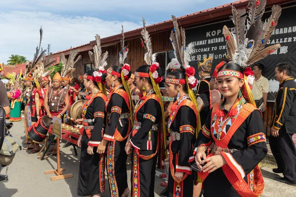 Penampang, Sabah, Malezya - 30 Mayıs 2024: KDCA Penampang, Sabah, Malezya 'da düzenlenen Kaamatan Festivali sırasında geleneksel Kadazandusun etnik kostümleri giymiş gülümseyen bir grup genç kadın