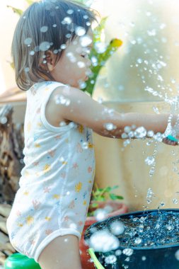 Mutlu Asyalı Çinli çocuk su kabarcığıyla oynuyor.