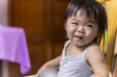 Yemek saatinde mutlu bir bebeğin portre resmi