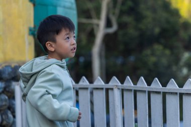 Sevimli Asyalı Çocuklar dışarıda güzel bir günün tadını çıkarırlar.