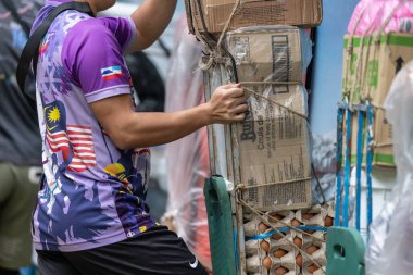 Kota Kinabalu, Sabah, Malezya - 09 Aralık 2024: Malezya 'nın Kinabalu Dağı hamalı yoğun yağmur ormanlarından mal taşıyor, direnç ve güç gösteriyor