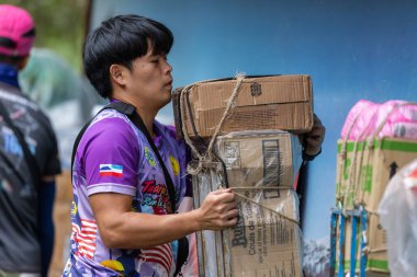 Kota Kinabalu, Sabah, Malezya - 09 Aralık 2024: Malezya 'nın Kinabalu Dağı hamalı yoğun yağmur ormanlarından mal taşıyor, direnç ve güç gösteriyor