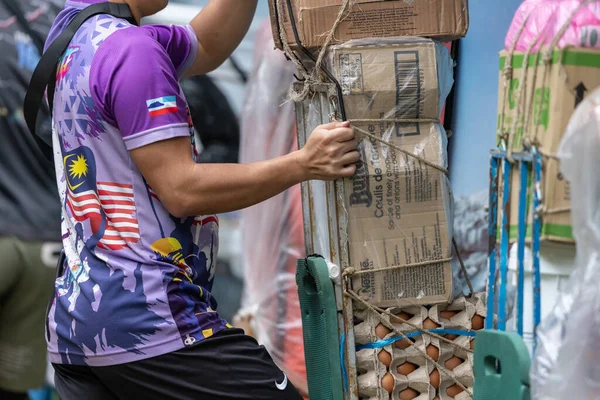 Kota Kinabalu, Sabah, Malezya - 09 Aralık 2024: Malezya 'nın Kinabalu Dağı hamalı yoğun yağmur ormanlarından mal taşıyor, direnç ve güç gösteriyor