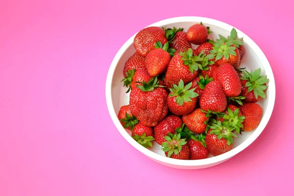 Erdbeeren Sind Saftig Einer Schüssel Auf Rosa Hintergrund — Stockfoto