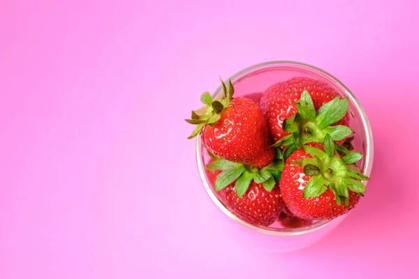 Erdbeeren Sind Saftig Einer Schüssel Auf Rosa Hintergrund — Stockfoto