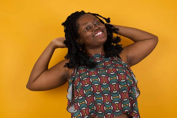 Sarı Arka Planda Gözlük Takan Güzel Afro Amerikalı Kadın Kollarını — Stok fotoğraf