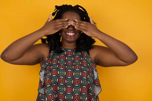 Sarı Arka Plan Üzerine Gözlük Takan Güzel Afro Amerikalı Kadın — Stok fotoğraf
