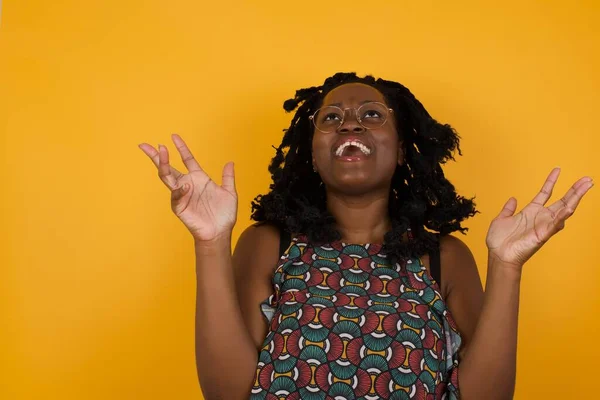 Ung Vacker Afro Amerikansk Kvinna Bär Glasögon Över Gul Bakgrund — Stockfoto