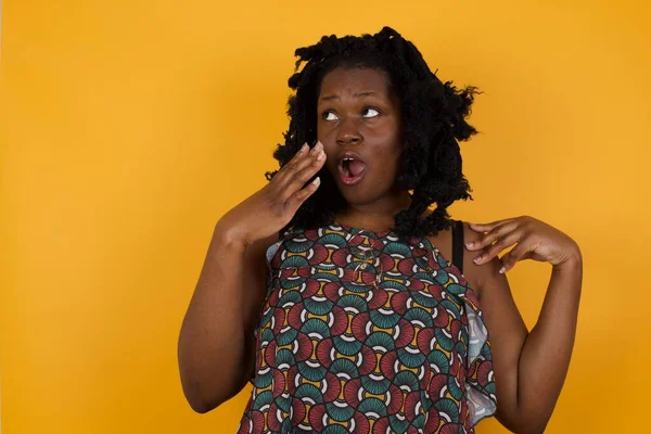 Şok Olmuş Genç Afro Amerikalı Kadın Sarı Arka Planda Gözlük — Stok fotoğraf