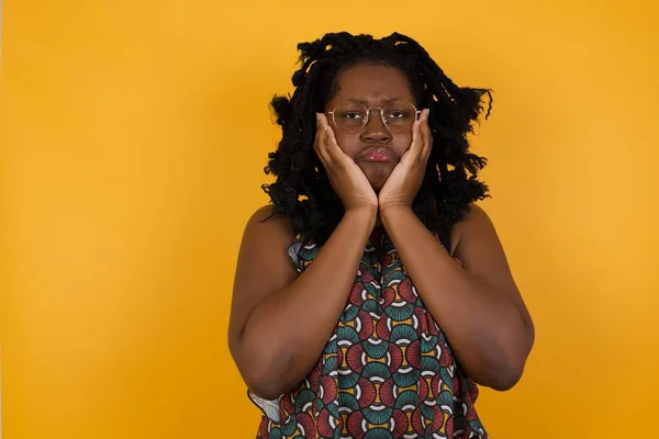 Joven Mujer Afroamericana Hermosa Con Gafas Sobre Fondo Amarillo Manos — Foto de Stock