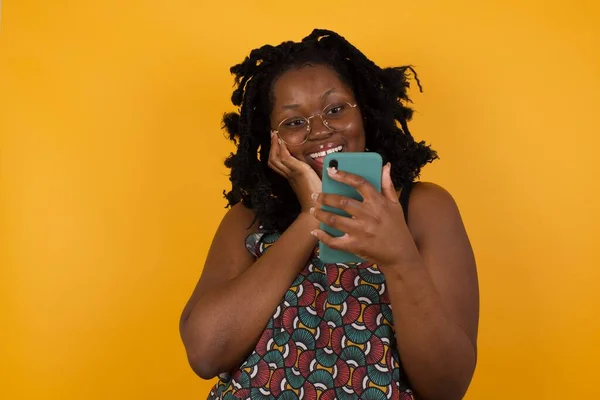 Sarı Arka Plan Üzerinde Gözlük Takan Güzel Afro Amerikalı Kadın — Stok fotoğraf