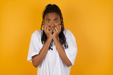 Korkak Afrikalı Amerikalı kadın sarı arka plana karşı  