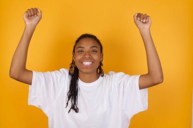 Bağırarak saçı örgülü, sıradan kıyafetler giyen genç, esmer bir kadın kazandı. Satış indirimli ürünleri görünce hayrete düştü. 
