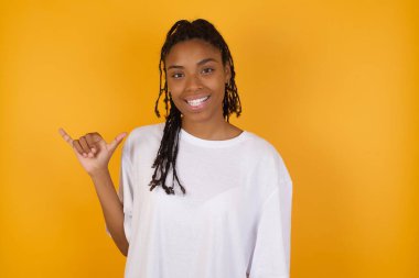 Saçları örgülü, genç, esmer bir kadın. Günlük kıyafetler giyiyor. Altı numara Liu 'nun işaret dilinde işaret dili hareketi yaptığını gösteriyor.