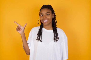 Saçları örgülü, genç, esmer bir kadın. Günlük kıyafetler giyiyor. Çince işaret diliyle 