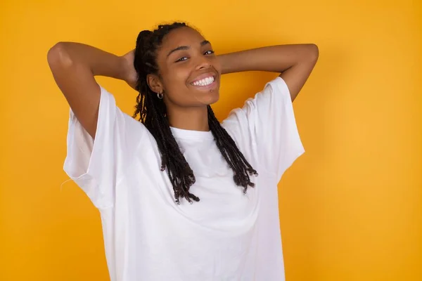 Gülen Afrikalı Amerikalı Kadın Sarı Arka Planda Ele Tutuşuyor — Stok fotoğraf