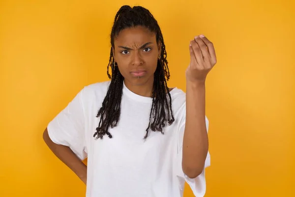 Arg Afrikansk Amerikansk Kvinna Mot Gul Bakgrund Förklara Med Handen — Stockfoto