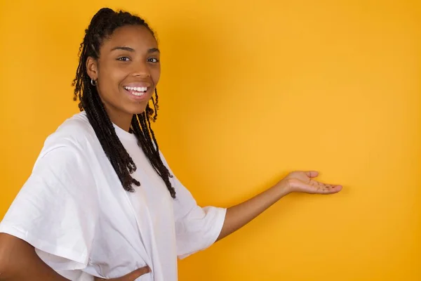 Nauraa Afrikkalainen Amerikkalainen Nainen Keltaista Taustaa Vasten Kopioi Tilaa — kuvapankkivalokuva