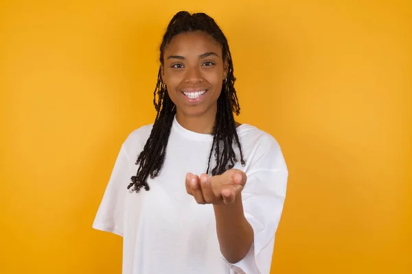 Kahkahalar Atan Afro Amerikan Kadını Sarı Arka Planda Parmaklarıyla Yaklaştı — Stok fotoğraf