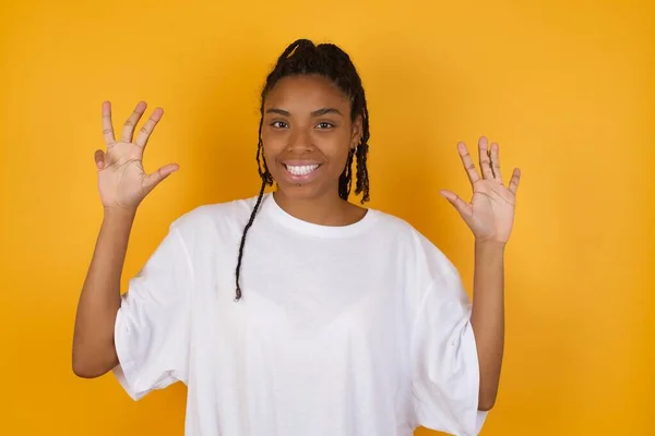 Gülen Afrikalı Amerikalı Kadın Sarı Arka Planda Dokuz Numaralı Parmaklarıyla — Stok fotoğraf