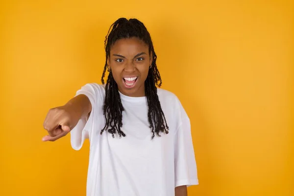 Arg Afrikansk Amerikansk Kvinna Mot Gul Bakgrund Peka Finger — Stockfoto