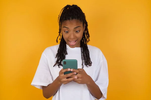 Retrato Agradable Atractivo Encantador Alegre Alegre Joven Mujer Piel Oscura — Foto de Stock