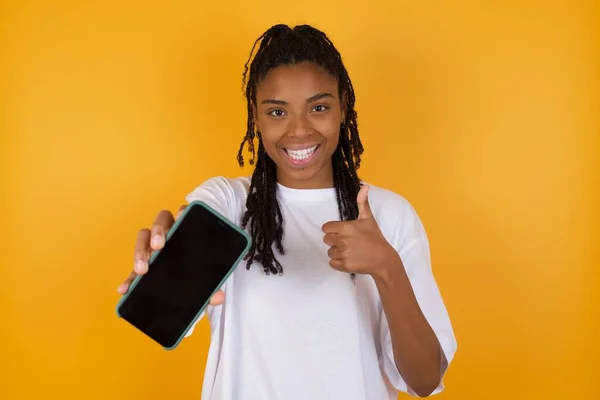 Retrato Joven Mujer Piel Oscura Con Trenzas Pelo Usando Ropa — Foto de Stock