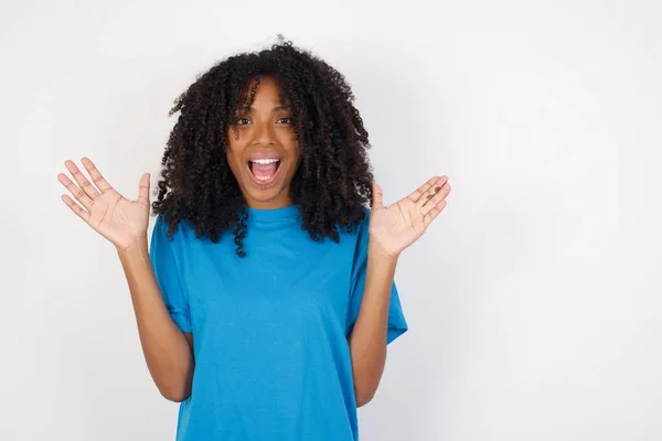 Optimistisch Jonge Afrikaanse Vrouw Met Krullend Haar Casual Blauw Shirt — Stockfoto