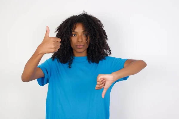 Ung Afrikansk Kvinna Med Lockigt Hår Bär Casual Blå Skjorta — Stockfoto