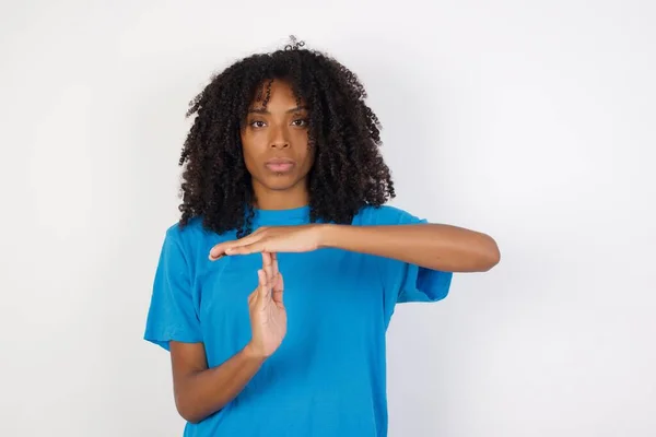 Ung Afrikansk Kvinna Med Lockigt Hår Bär Casual Blå Skjorta — Stockfoto