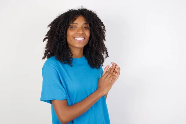 Giovane Donna Africana Con Capelli Ricci Indossa Casual Camicia Blu — Foto Stock