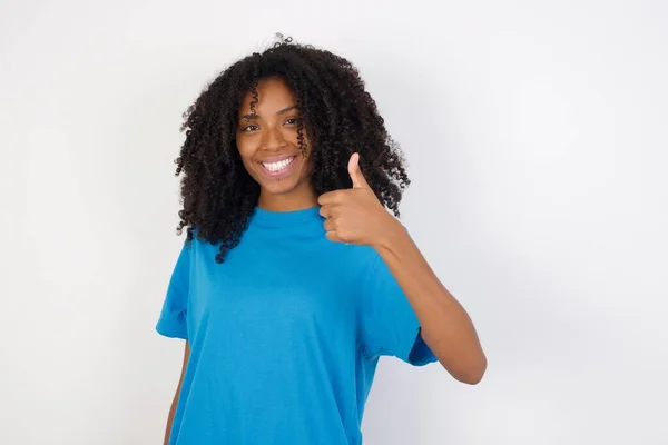 Ung Afrikansk Kvinna Med Lockigt Hår Bär Casual Blå Skjorta — Stockfoto