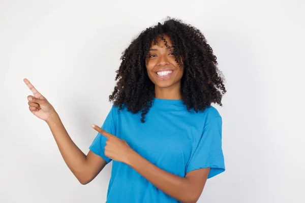 Ładna Młoda Afrykańska Kobieta Kręconymi Włosami Nosząca Luźną Niebieską Koszulę — Zdjęcie stockowe