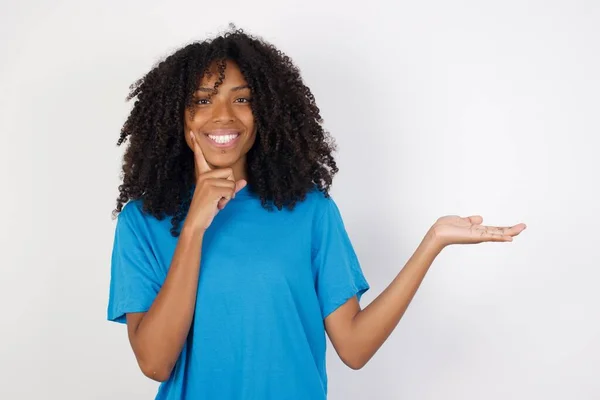 Zabawna Młoda Afrykańska Kobieta Kręconymi Włosami Nosząca Luźną Niebieską Koszulę — Zdjęcie stockowe