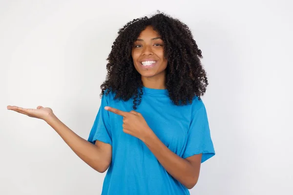 Carino Giovane Donna Africana Con Capelli Ricci Indossa Casual Camicia — Foto Stock