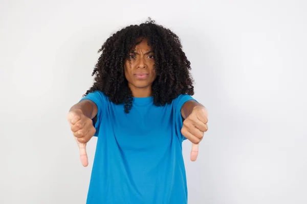 Jovem Africana Com Cabelo Encaracolado Vestindo Camisa Azul Casual Contra — Fotografia de Stock