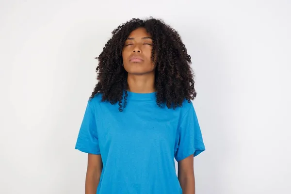 Mujer Africana Joven Con Pelo Rizado Con Camisa Azul Casual —  Fotos de Stock