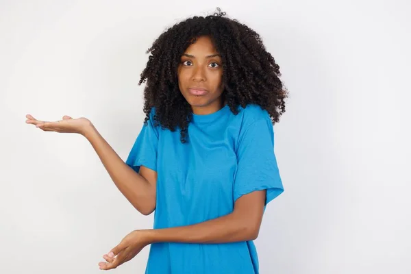 Młoda Afrykanka Kręconymi Włosami Ubrana Luźną Niebieską Koszulę Stojąca Białym — Zdjęcie stockowe