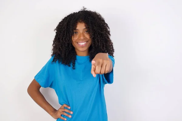 Młoda Afrykanka Kręconymi Włosami Nosząca Luźną Niebieską Koszulę Stojąca Białym — Zdjęcie stockowe
