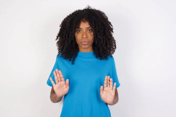 Giovane Donna Africana Con Capelli Ricci Indossa Camicia Blu Casual — Foto Stock