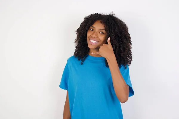 Młoda Afrykanka Kręconymi Włosami Nosząca Luźną Niebieską Koszulę Stojąca Białym — Zdjęcie stockowe