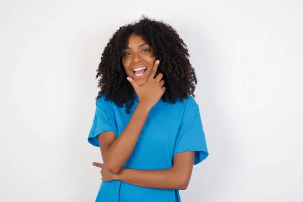 Młoda Afrykanka Kręconymi Włosami Ubrana Luźną Niebieską Koszulę Stojąca Białym — Zdjęcie stockowe
