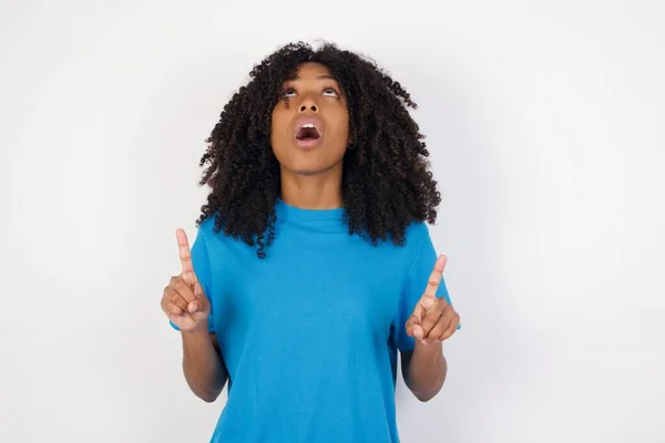 Jonge Afrikaanse Vrouw Met Krullend Haar Draagt Casual Blauw Shirt — Stockfoto